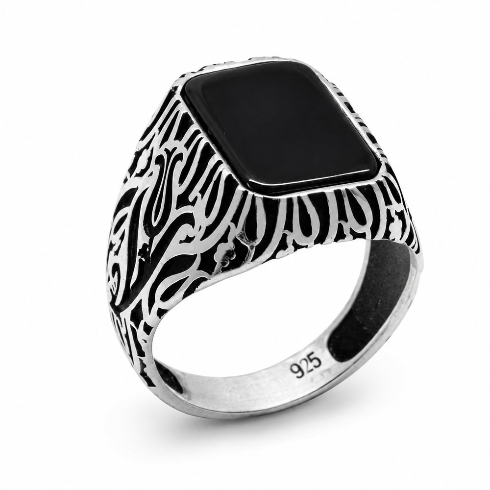 Onyx ring with tulip engraving